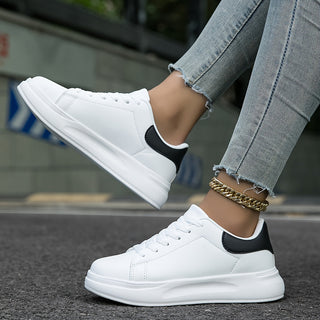 Saubere weiße Ledersneaker für Damen